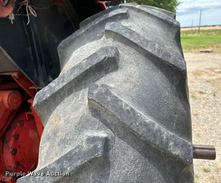 image for item EH4000 International 1086 tractor