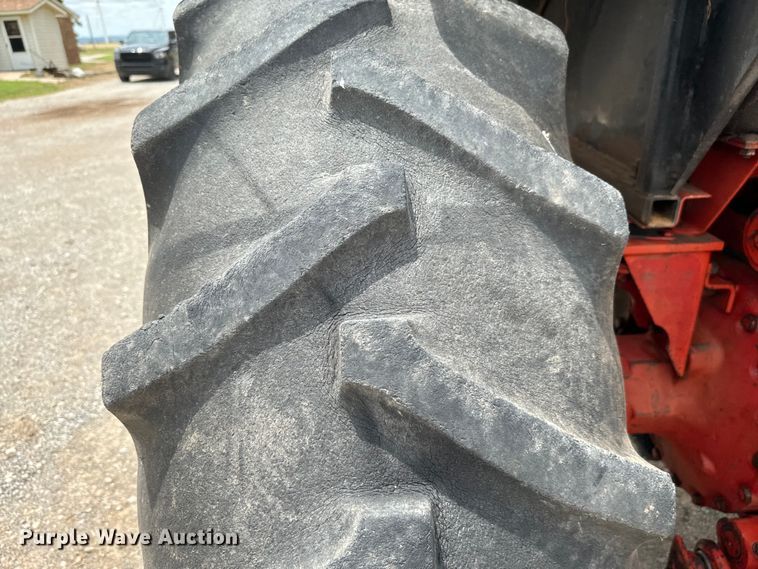 image for item EH4000 International 1086 tractor