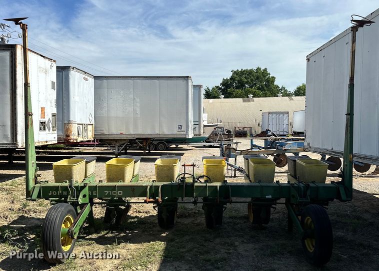 image for item EJ4341 John Deere  P7100 planter