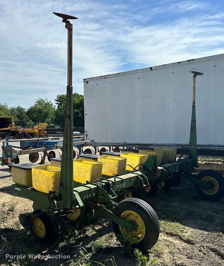 image for item EJ4341 John Deere  P7100 planter