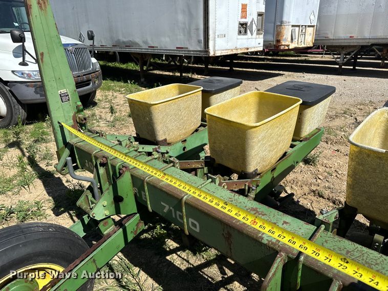 image for item EJ4341 John Deere  P7100 planter