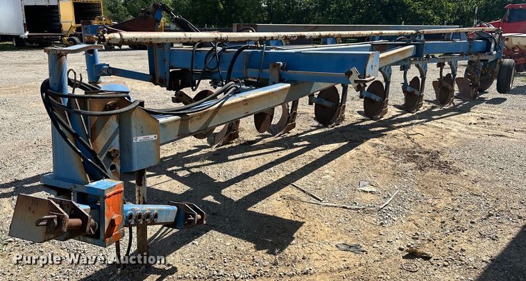 image for item EJ4342 DMI 900 Series Hydra Wide seven bottom plow