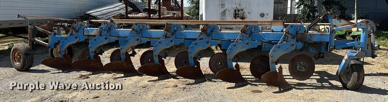 image for item EJ4342 DMI 900 Series Hydra Wide seven bottom plow