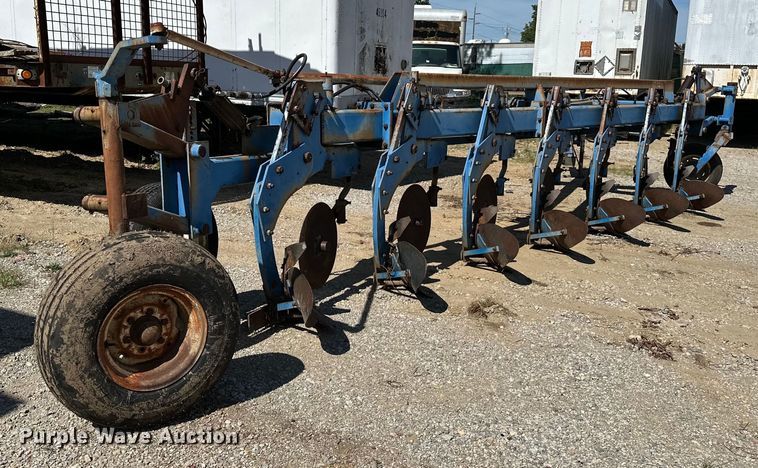 image for item EJ4342 DMI 900 Series Hydra Wide seven bottom plow