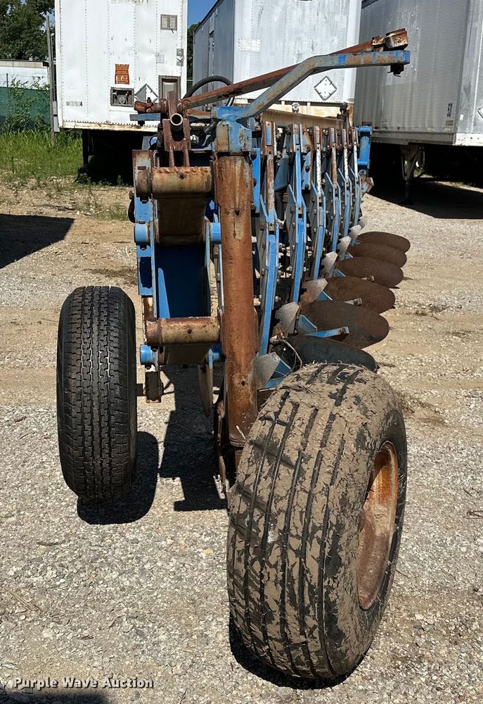 image for item EJ4342 DMI 900 Series Hydra Wide seven bottom plow