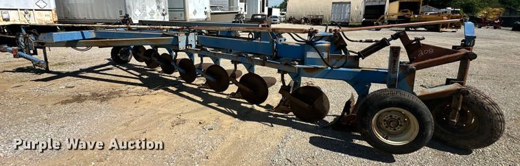 image for item EJ4342 DMI 900 Series Hydra Wide seven bottom plow