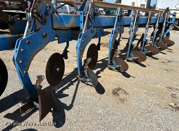 image for item EJ4342 DMI 900 Series Hydra Wide seven bottom plow