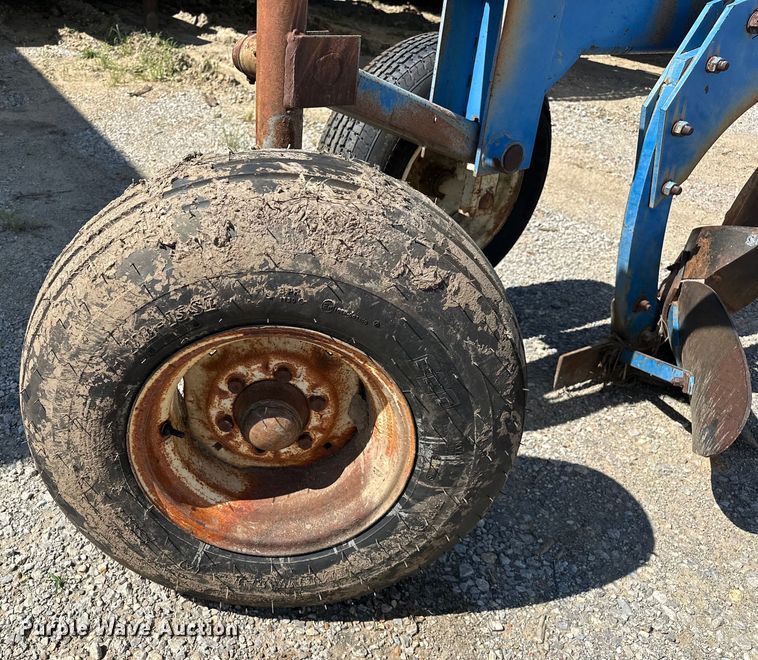 image for item EJ4342 DMI 900 Series Hydra Wide seven bottom plow