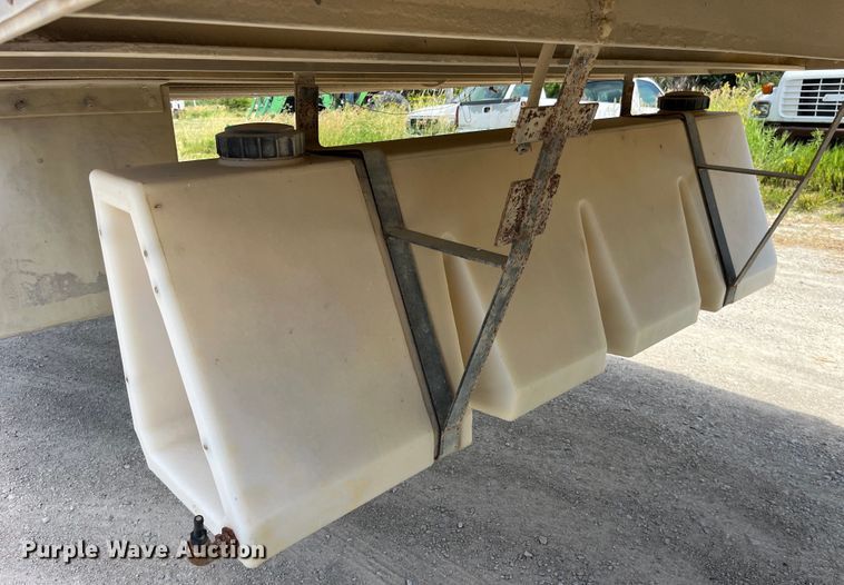 image for item EK8644 1997 Wilson PSAL-303P livestock trailer