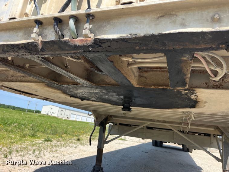 image for item EK8645 2006 Barrett livestock trailer