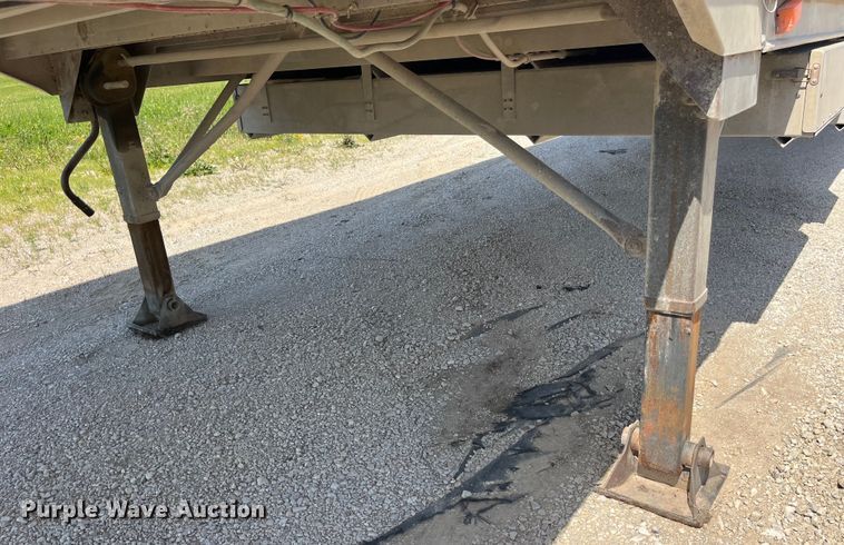 image for item EK8645 2006 Barrett livestock trailer