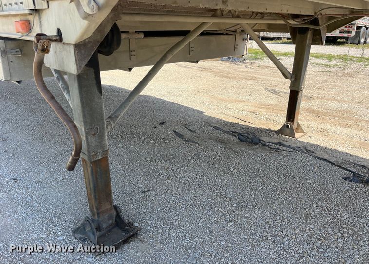 image for item EK8645 2006 Barrett livestock trailer