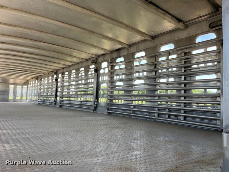 image for item EK8645 2006 Barrett livestock trailer