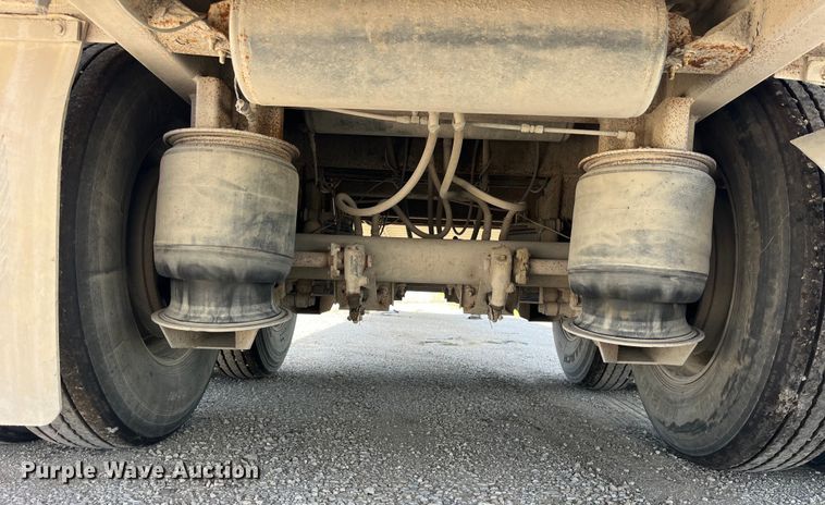 image for item EK8645 2006 Barrett livestock trailer