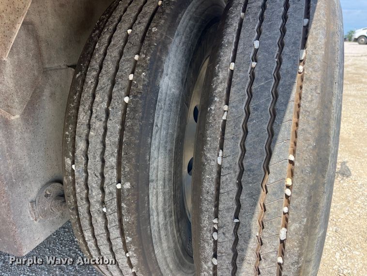 image for item EK8645 2006 Barrett livestock trailer