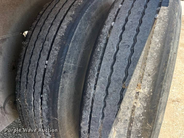 image for item EK8645 2006 Barrett livestock trailer