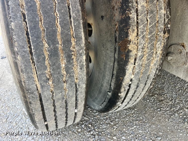 image for item EK8645 2006 Barrett livestock trailer