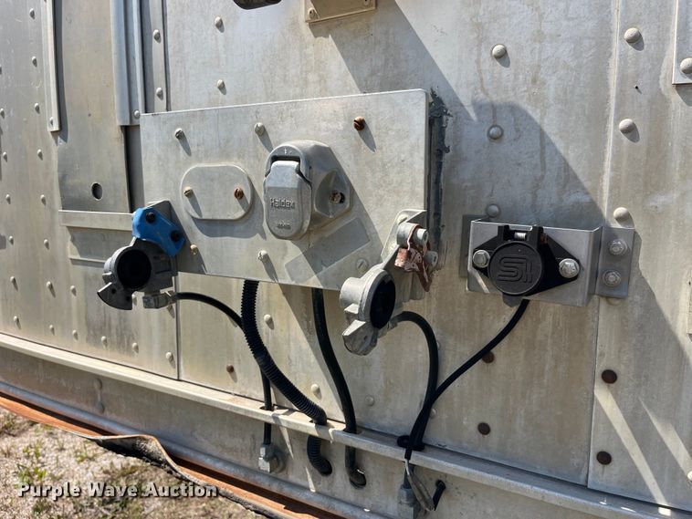 image for item EK8646 2003 Barrett livestock trailer