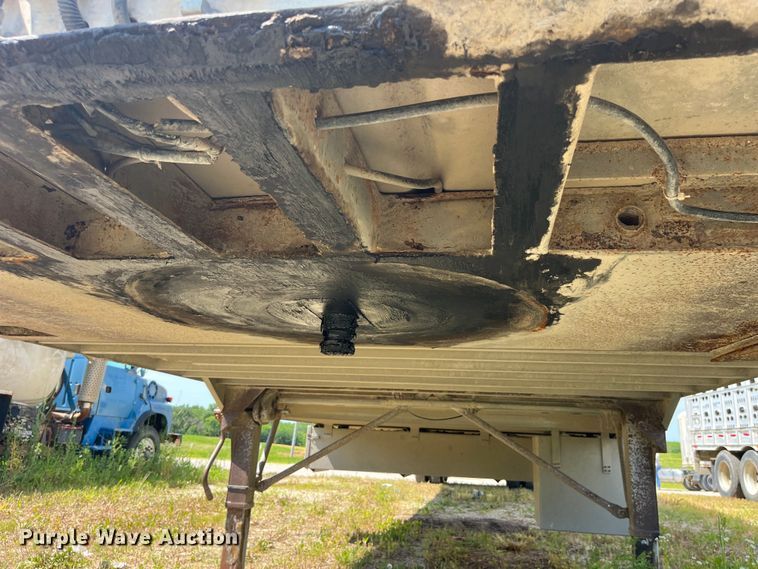 image for item EK8646 2003 Barrett livestock trailer