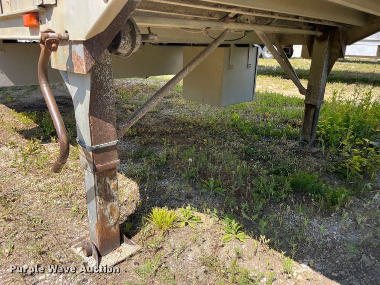 image for item EK8646 2003 Barrett livestock trailer