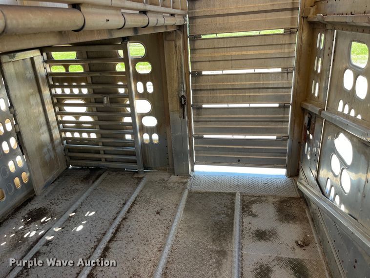 image for item EK8646 2003 Barrett livestock trailer