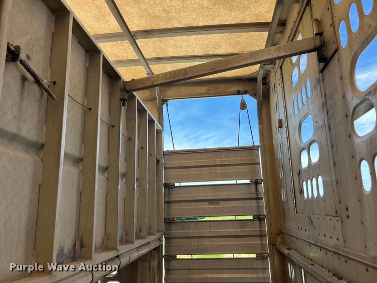 image for item EK8646 2003 Barrett livestock trailer