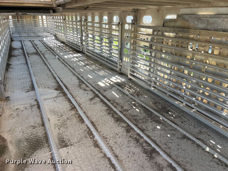 image for item EK8646 2003 Barrett livestock trailer