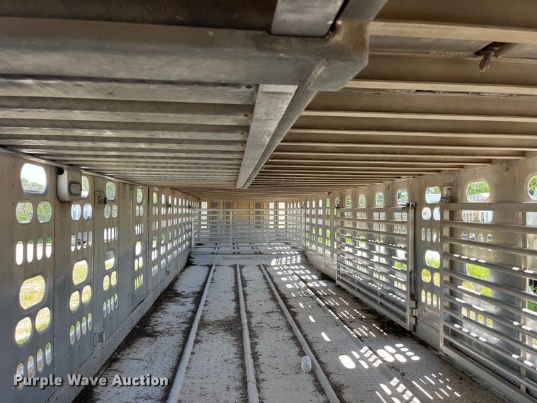 image for item EK8646 2003 Barrett livestock trailer