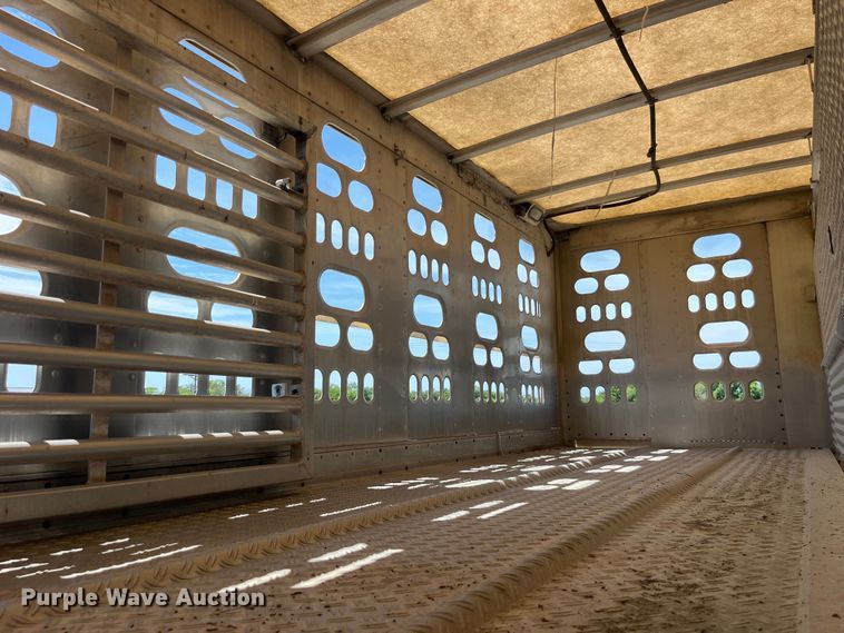 image for item EK8646 2003 Barrett livestock trailer