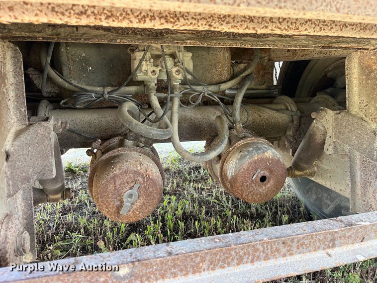 image for item EK8646 2003 Barrett livestock trailer