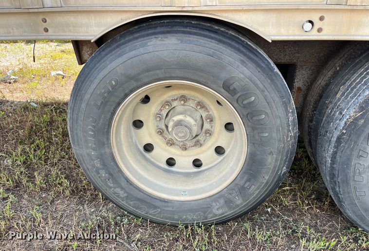 image for item EK8646 2003 Barrett livestock trailer