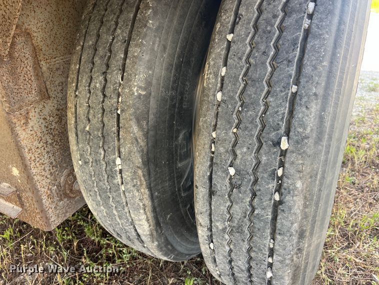 image for item EK8646 2003 Barrett livestock trailer