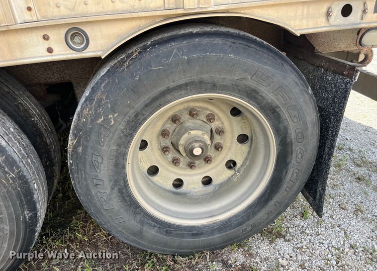 image for item EK8646 2003 Barrett livestock trailer