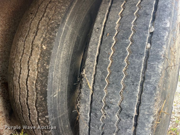 image for item EK8646 2003 Barrett livestock trailer