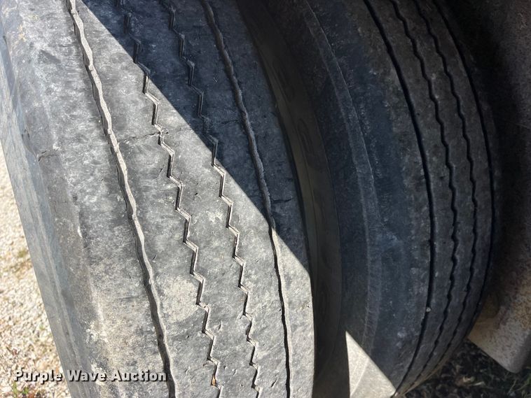 image for item EK8646 2003 Barrett livestock trailer