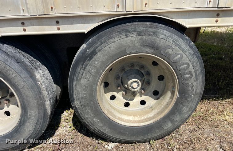 image for item EK8646 2003 Barrett livestock trailer