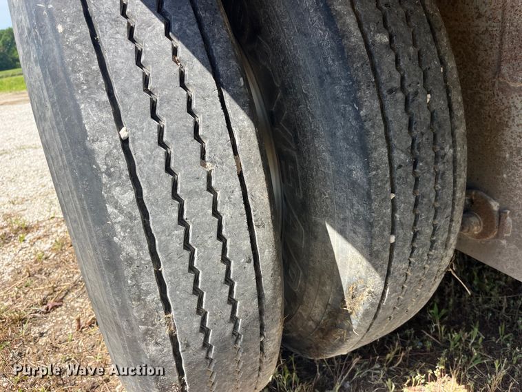 image for item EK8646 2003 Barrett livestock trailer