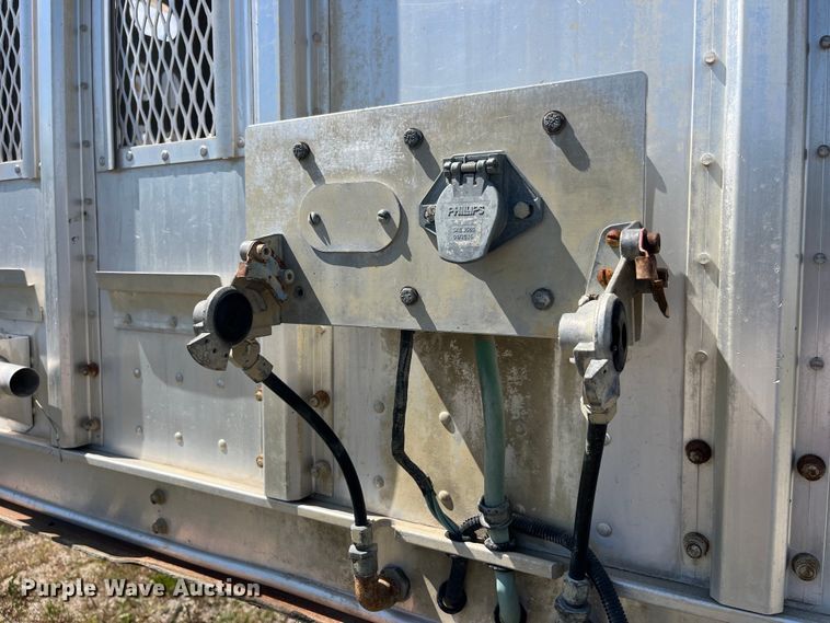 image for item EK8647 2006 Barrett livestock trailer