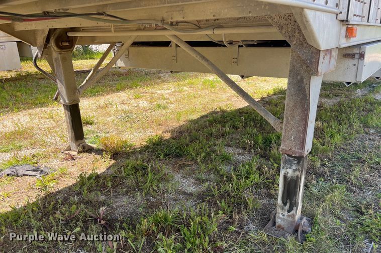 image for item EK8647 2006 Barrett livestock trailer