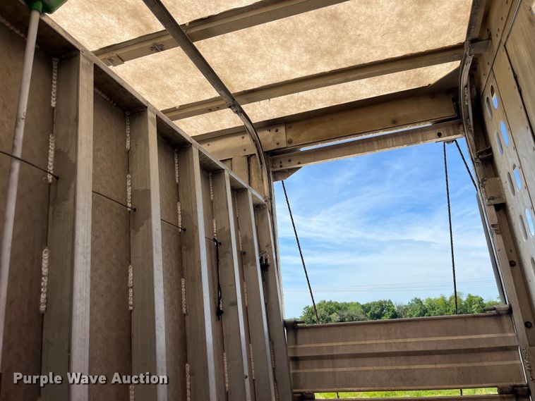 image for item EK8647 2006 Barrett livestock trailer