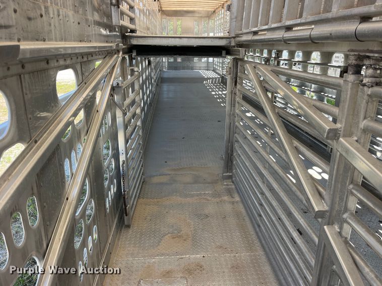 image for item EK8647 2006 Barrett livestock trailer