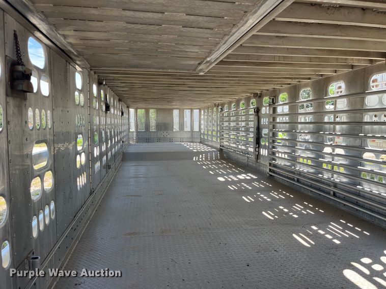 image for item EK8647 2006 Barrett livestock trailer