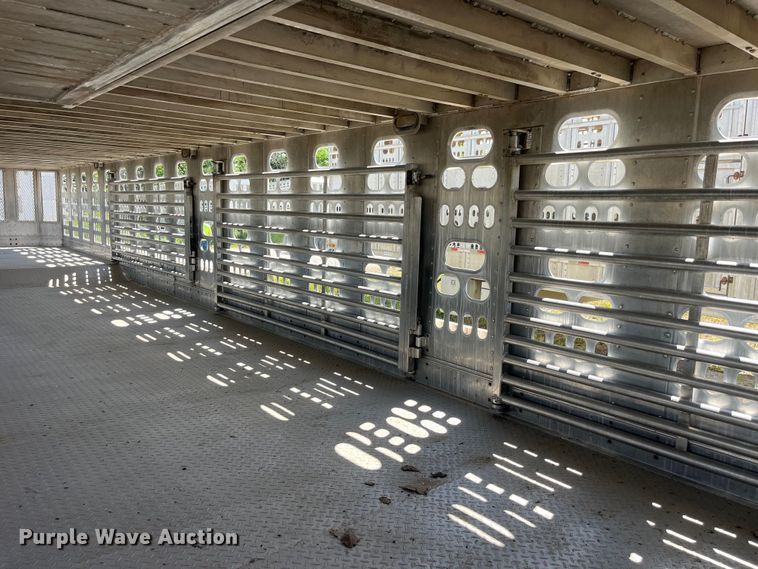 image for item EK8647 2006 Barrett livestock trailer