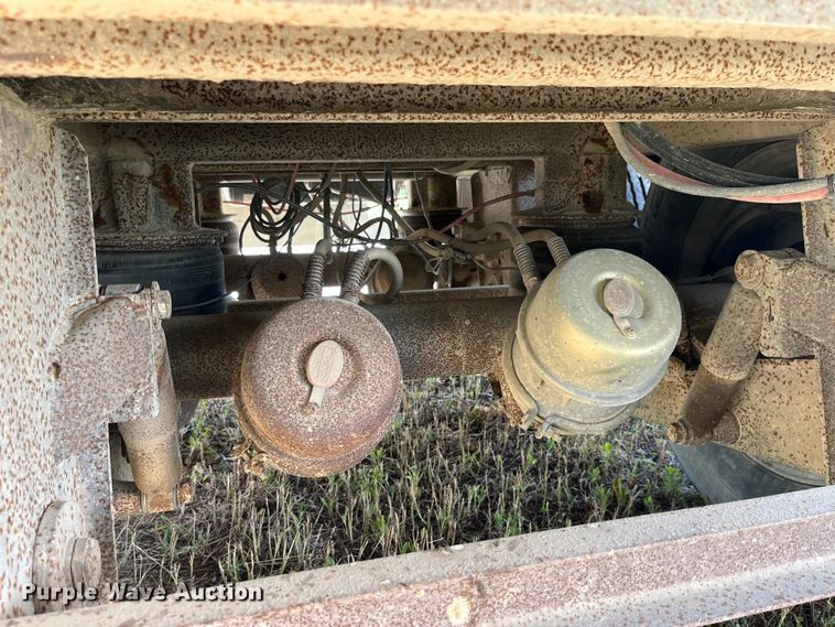 image for item EK8647 2006 Barrett livestock trailer