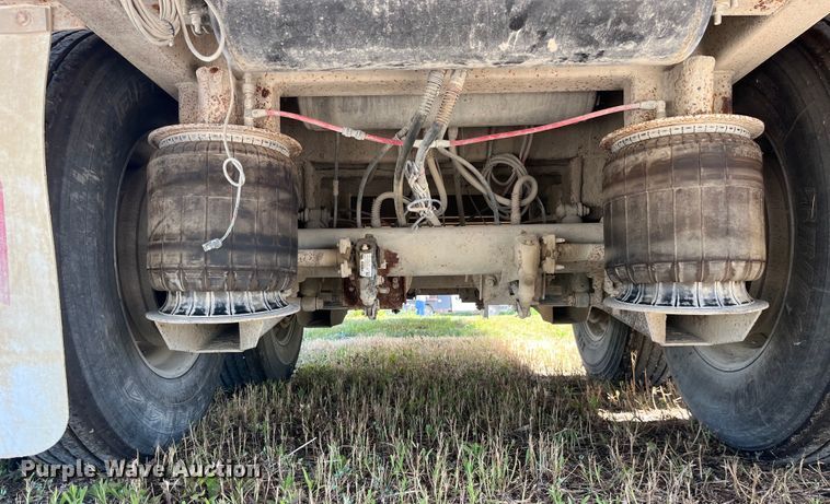 image for item EK8647 2006 Barrett livestock trailer