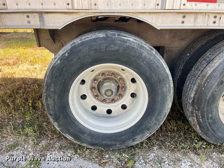 image for item EK8647 2006 Barrett livestock trailer