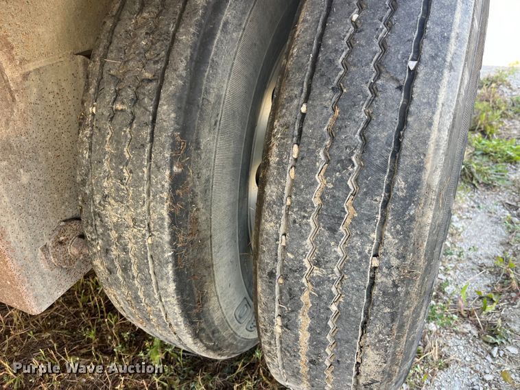 image for item EK8647 2006 Barrett livestock trailer