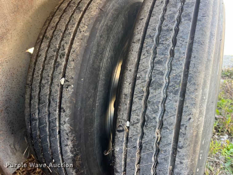 image for item EK8647 2006 Barrett livestock trailer