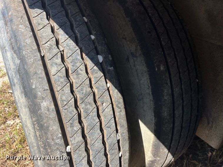 image for item EK8647 2006 Barrett livestock trailer