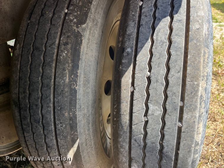 image for item EK8647 2006 Barrett livestock trailer